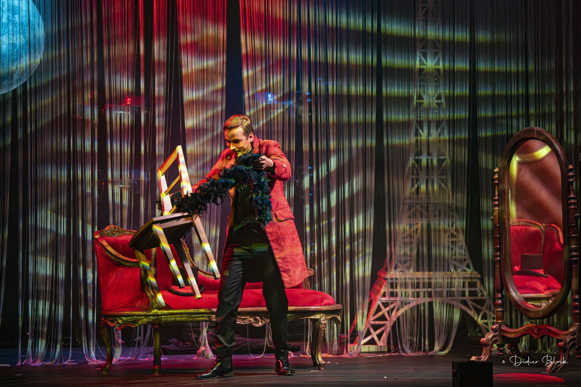 Maxime Mandrake, la chaise et le boa dans Burlesque de Felipe Garcia