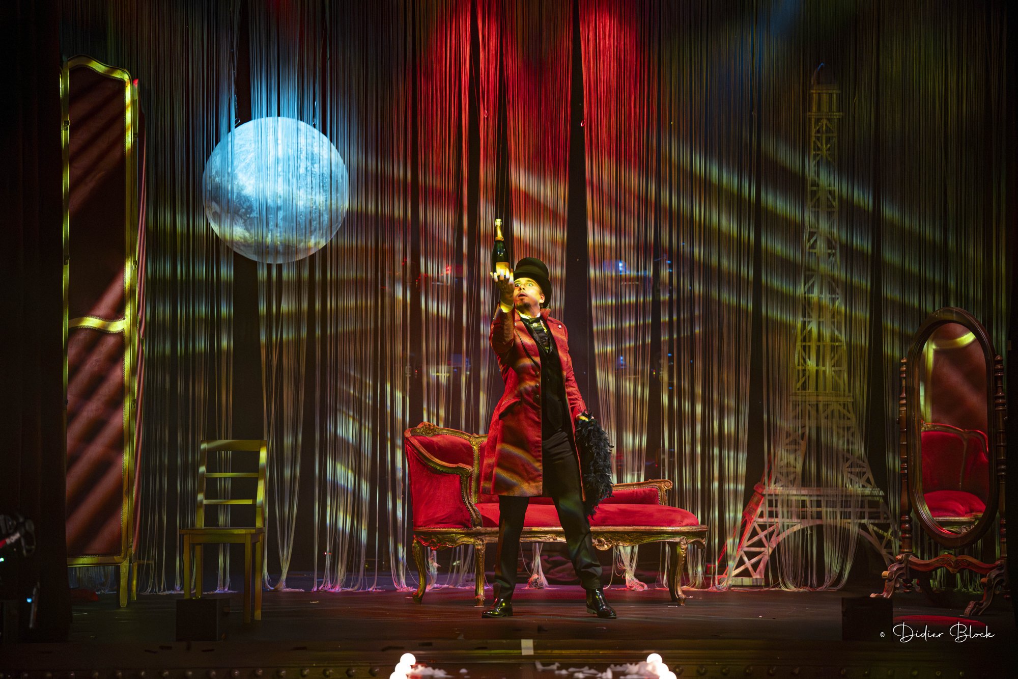 Maxime Mandrake, le gentleman au champagne dans Burlesque