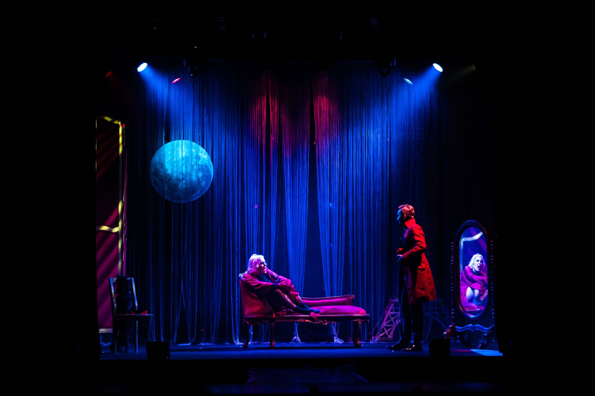 Scène de Burlesque au Palais de Plume, sous la lune